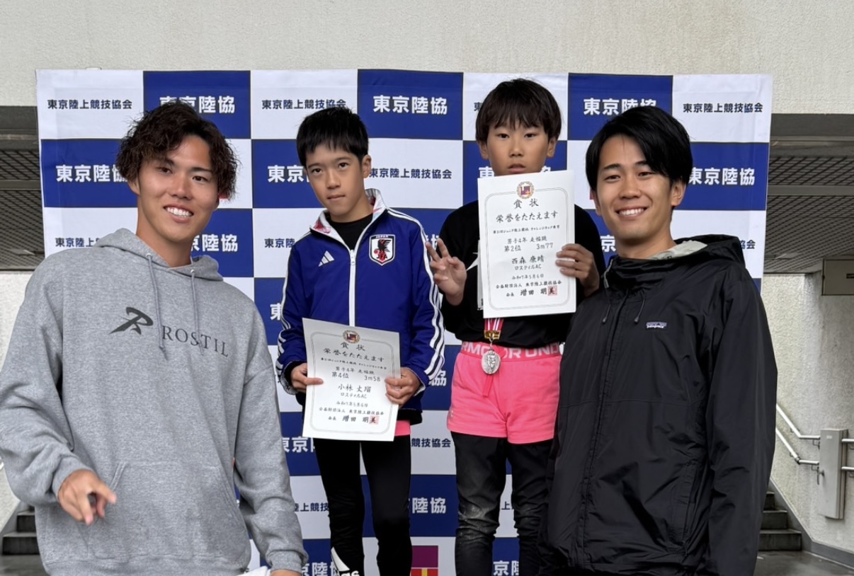 表彰台でコーチと生徒が並ぶ写真