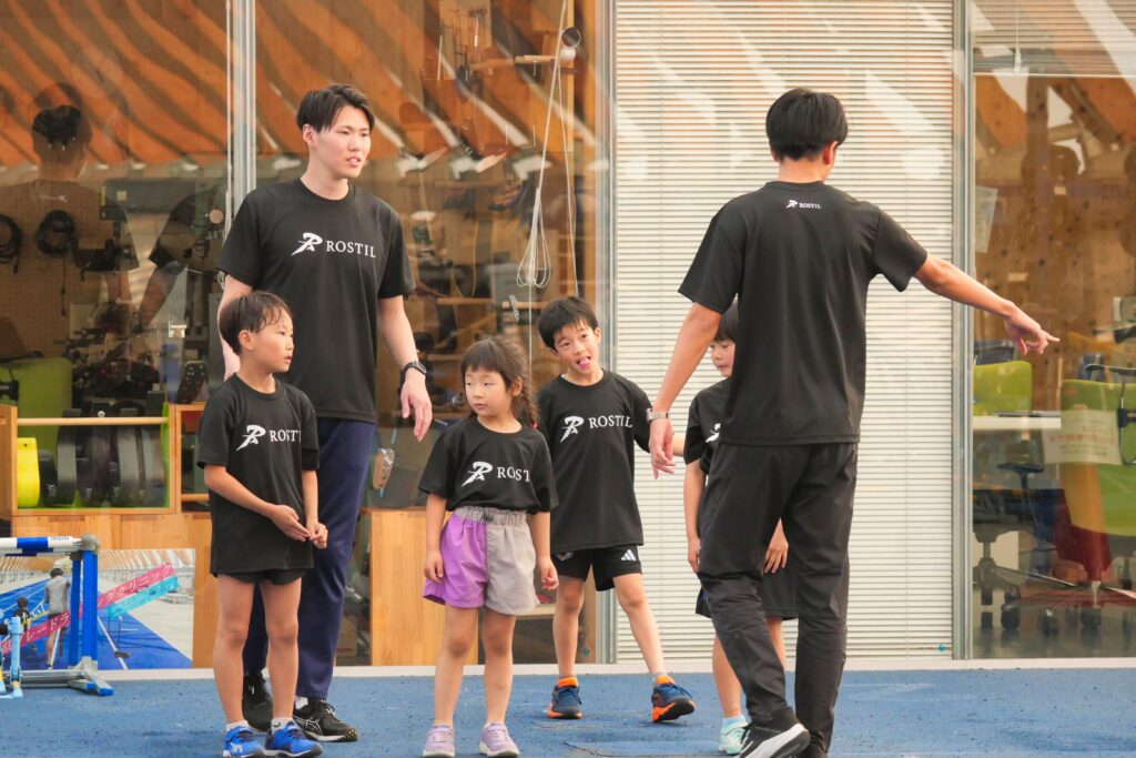 広々としたブリリアランニングスタジアムの屋内トラック