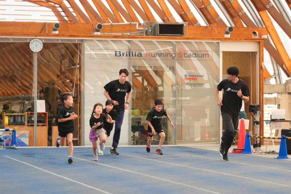 新子安教室で走り方を習う小学生
