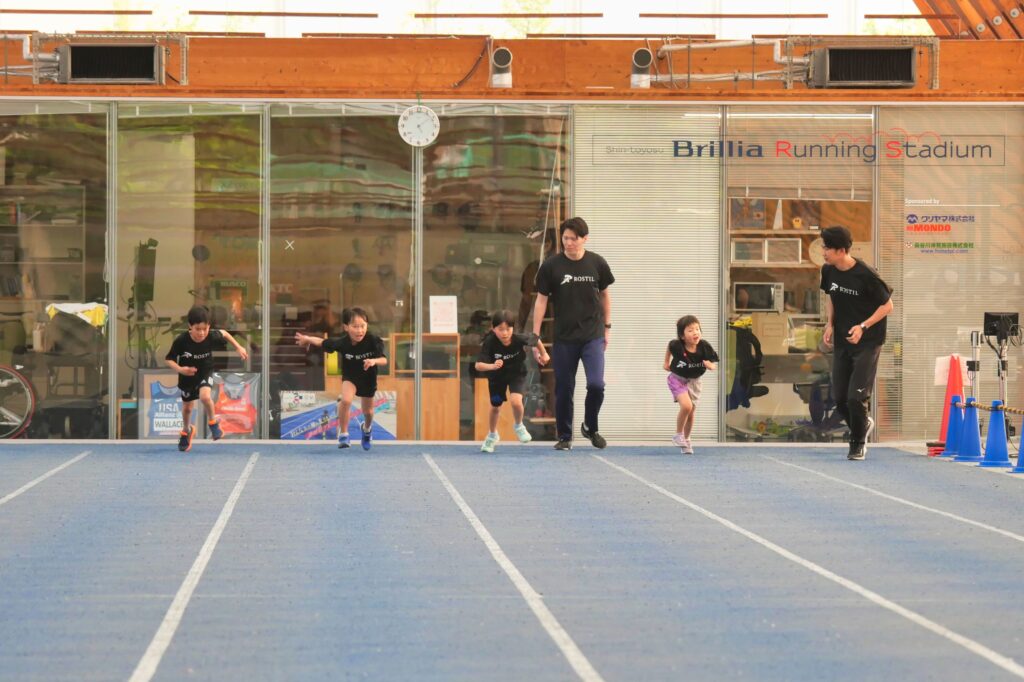 夢の島教室で元日本代表コーチに指導される小学生