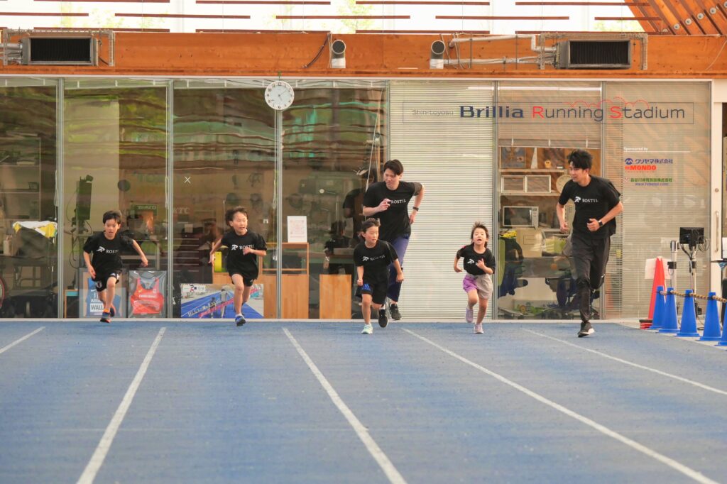 元日本代表コーチが小学生に走り方を指導している様子