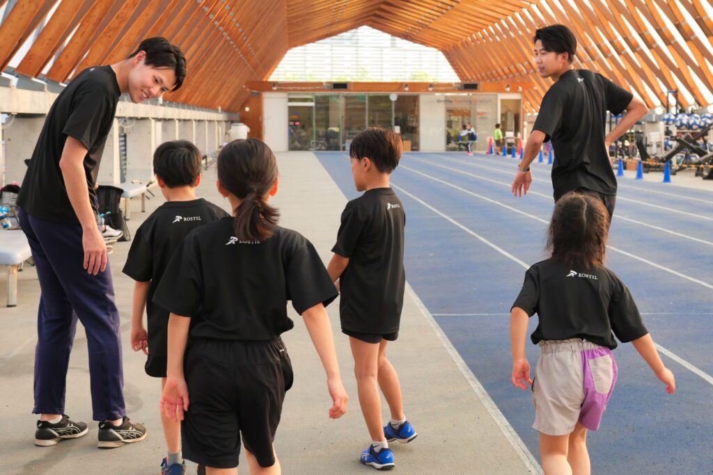 元日本代表コーチが小学生に走り方を指導している様子