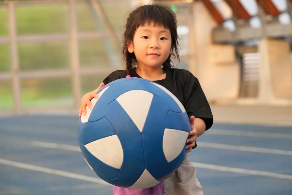 走る練習を楽しむ小学生
