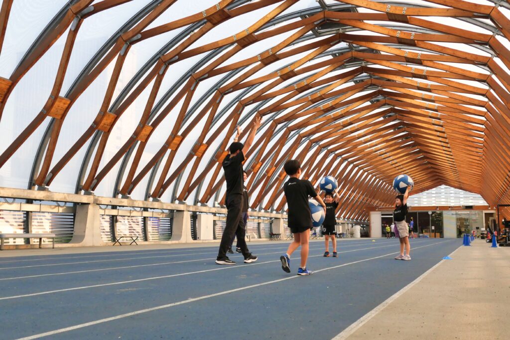 新子安教室で走り方を習う小学生