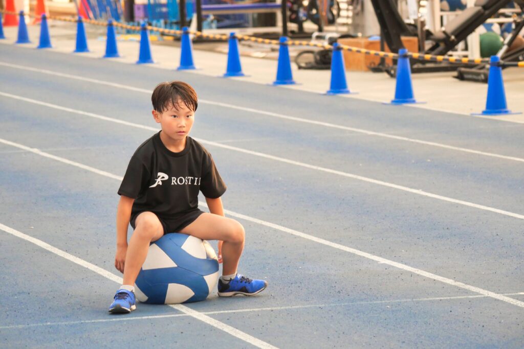 正しいフォームで走る小学生