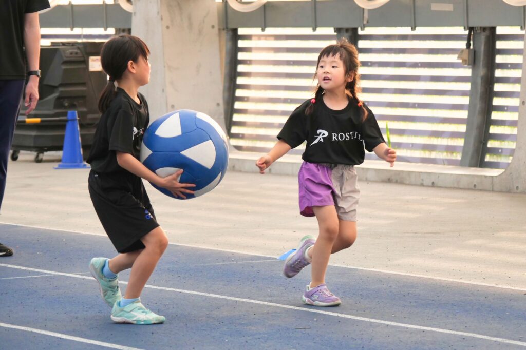 運動会のかけっこで全力で走る小学生