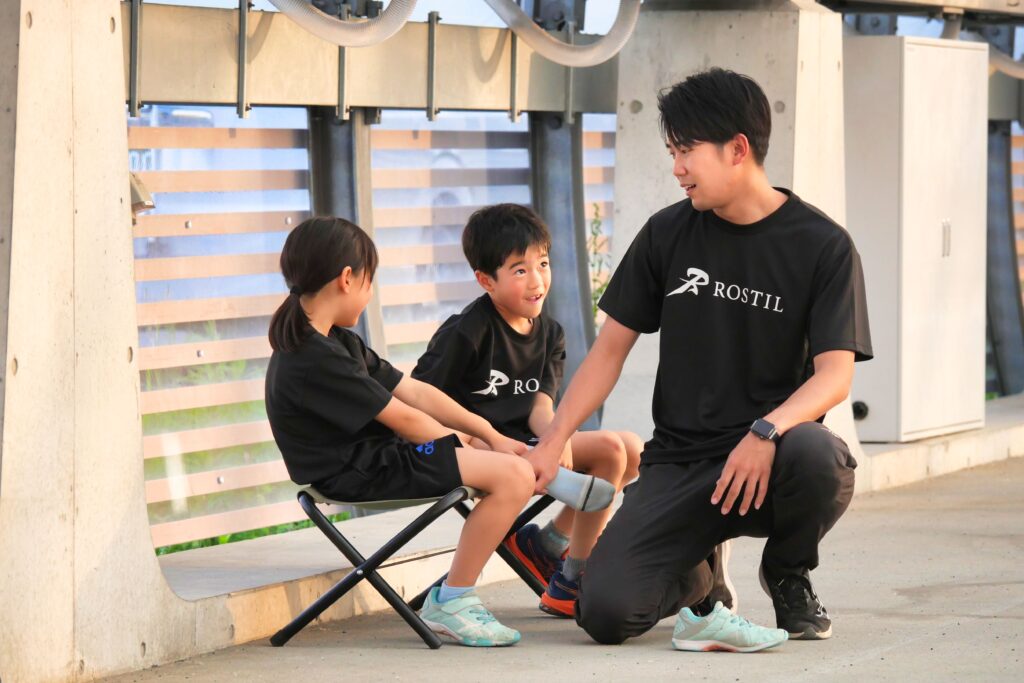 有明教室で走り方を練習する小学生