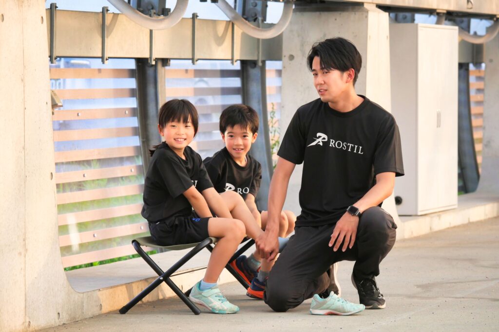 有明教室で走り方を練習する小学生