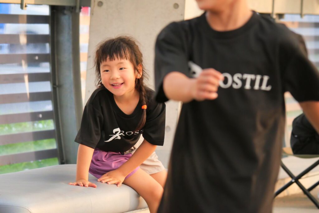 有明教室で走り方を練習する小学生