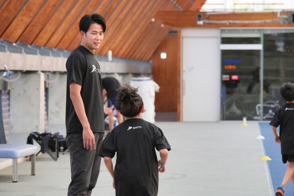 有明教室で元日本代表コーチが小学生に走り方を指導する様子
