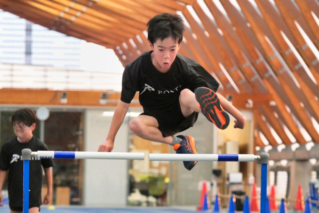 運動会前にウォーミングアップをする小学生
