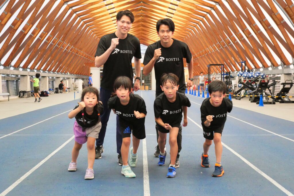 元日本代表コーチが小学生に走り方を指導している様子