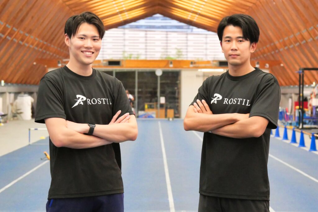 優しい眼差しで小学生を指導するコーチ