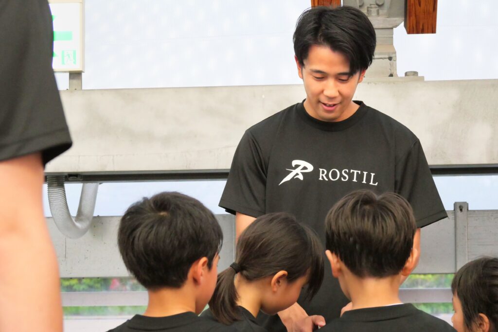 夢の島教室で元日本代表コーチに指導される小学生