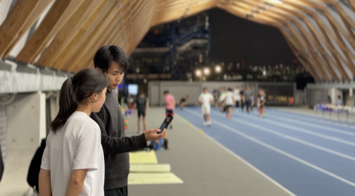 佐久間コーチが生徒と動画を確認しながら指導している場面｜LJ TOKYO