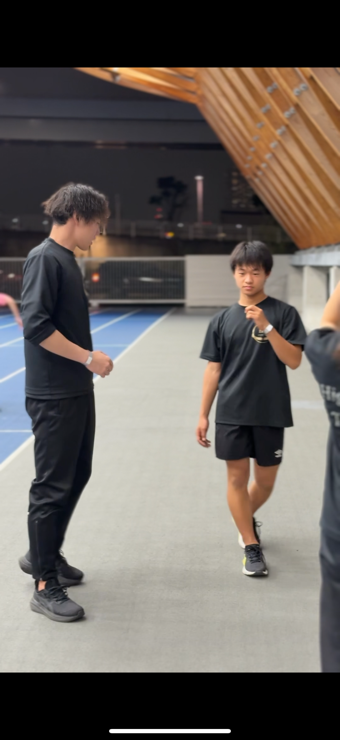 中澤コーチが生徒と動画を確認しながら指導している場面｜HJ TOKYO